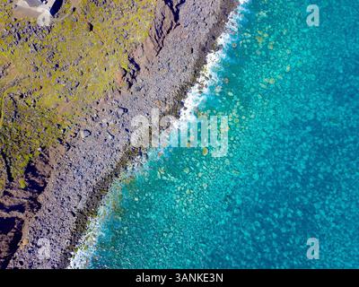 Vista aerea della splendida costa con spiagge sabbiose e oceano turchese, Madeira, Portogallo. Foto Stock