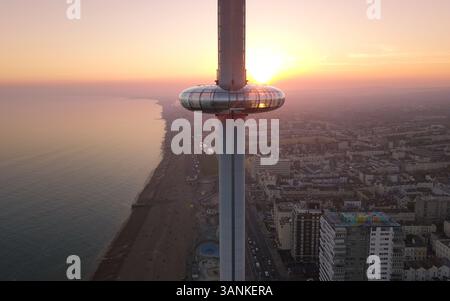 Vista aerea dello splendido paesaggio urbano al tramonto con l'iconica torre di osservazione e la costa di Brighton, Regno Unito. Foto Stock