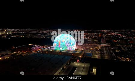 Las Vegas, Stati Uniti - 19 marzo 2025: Veduta aerea del vibrante skyline e dell'iconica Las Vegas Strip illuminata di notte da una sfera mozzafiato, L Foto Stock