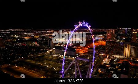 Las Vegas, Stati Uniti - 19 marzo 2025: Vista aerea del vibrante paesaggio urbano illuminato da luci scintillanti e l'iconico High Roller, Paradise, Las VE Foto Stock