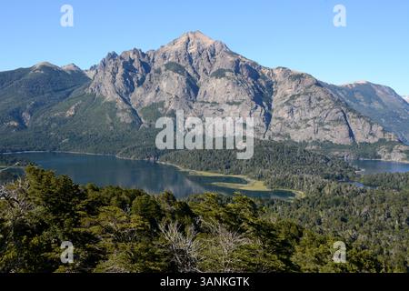 Una vista delle Ande, dei laghi e della foresta del Parco Nazionale Nahuel Huapi, vicino a San Carlos de Bariloche, Patagonia, Argentina. Foto Stock