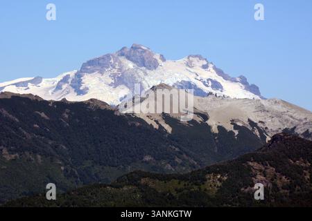 Cerro Tronador, uno stratovulcano estinto delle Ande, vicino alla città di Bariloche, al confine tra Argentina e Cile. Foto Stock