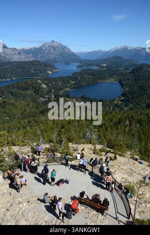 Turisti in un punto panoramico sul Cerro Campanario che si affaccia sulle Ande e sul Lago Nahuel Huapi, vicino a San Carlos de Bariloche, Patagonia, Argentina. Foto Stock