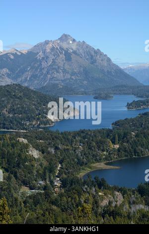 Vista dal Cerro Campanario delle Ande e del Parco Nazionale Nahuel Huapi, vicino a San Carlos de Bariloche, Patagonia, Argentina. Foto Stock