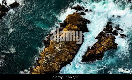 Veduta aerea del Bixby Creek Bridge con onde che si infrangono e costa frastagliata, Big Sur, California, Stati Uniti. Foto Stock