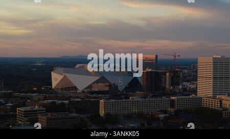 Atlanta, Stati Uniti - 17 novembre 2024: Vista aerea dello stadio mercedes-benz e del vivace skyline al crepuscolo, centro di atlanta, georgia, stati uniti Foto Stock