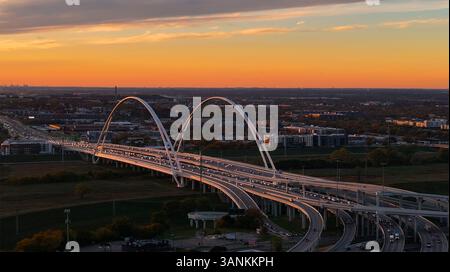 Veduta aerea del ponte margaret mcdermott al tramonto con lo skyline del centro e il traffico, dallas, stati uniti. Foto Stock