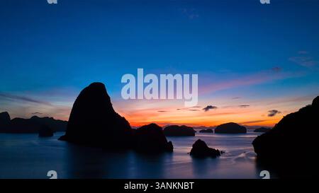 Vista aerea della serena alba sulla baia di Phang Nga con pittoresche isole e acque tranquille, Phang Nga, Thailandia. Foto Stock