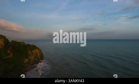 Vista aerea della tranquilla costa al crepuscolo a Santa Marta, Colombia. Foto Stock