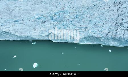 Vista aerea del ghiacciaio che scioglie e dell'acqua ghiacciata, del ghiacciaio Perito Moreno, Santa Cruz, Argentina. Foto Stock