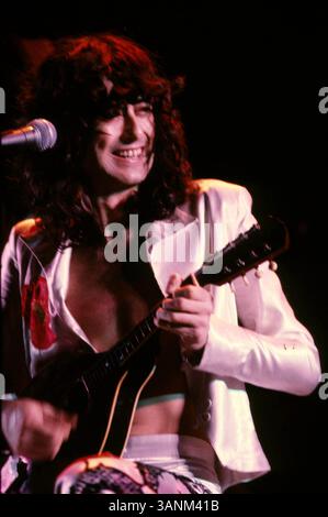Intorno al 1975: JIMMY PAGE, membro dei LED Zeppelin, suona la chitarra sul palco durante un concerto. (Immagine di credito: © Globe Photos/ZUMA Wire) Foto Stock