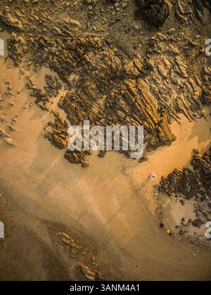 Selfie vista aerea dei droni su una spiaggia di sabbia rocciosa nell'isola di Koh Lanta, Thailandia. Foto Stock