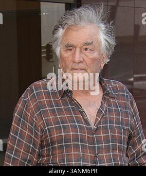 24 giugno 2011 - PETER MICHAEL FALK (16 settembre 1927 – 23 giugno 2011) è stato un attore statunitense, noto per il ruolo del tenente Columbo nella serie televisiva Columbo. È apparso in numerosi film e ruoli televisivi, ed è stato nominato due volte per un Oscar (per Murder, Inc. Del 1960 e Pocketful of Miracles del 1961), e ha vinto l'Emmy Award in cinque occasioni (quattro per Columbo) e il Golden Globe una volta. Nel 1968 ha interpretato Columbo che alla fine è diventato parte di una serie antologica intitolata, ''The NBC Mystery Movie'', insieme a ''McCloud'' e ''McMillan e WIF Foto Stock