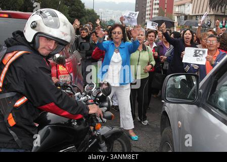 24 giugno 2011 - Quito, PICHINCHA, Ecuador - QUITO ECUADOR .24/06/2011.ULTIMAS NOTICIAS. JUBILADOS PROTESTAN POR SU SEDE DEL IESS . EN LA AV NACIONES UNIDAS Y AMERICA ./EDUARDO TERAN (immagine di credito: © El Comercio/GDA/ZUMAPRESS.com) Foto Stock