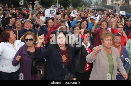 24 giugno 2011 - Quito, PICHINCHA, Ecuador - QUITO ECUADOR .24/06/2011.ULTIMAS NOTICIAS. JUBILADOS PROTESTAN POR SU SEDE DEL IESS . EN LA AV NACIONES UNIDAS Y AMERICA ./EDUARDO TERAN (immagine di credito: © El Comercio/GDA/ZUMAPRESS.com) Foto Stock