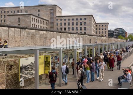 Die Topographie des Terrors ist ein Projekt zur Dokumentation und Aufarbeitung des Terrors im nationalsozialistischen Deutschland. Hier befand sich in der damaligen Prinz-Albrecht-Straße a Berlin-Kreuzberg die Zentrale der Geheimen Staatspolizei Gestapo. Im Nachbargebäude War der Sitz des Reichsführers SS Heinrich Himmler. Im Nachbatgrundstück War das Reichssicherheitshauptamt untergebracht. Im Hintergrund die Berliner Mauer in der Niederkirchnerstraße. Dahinter das Bundesministerium für Finanzen, in der Zeit des Nationalsozialismus das Reichsluftfahrtministerium. *** La Topografia del terrore Foto Stock