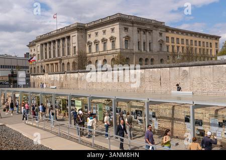 Die Topographie des Terrors ist ein Projekt zur Dokumentation und Aufarbeitung des Terrors im nationalsozialistischen Deutschland. Hier befand sich in der damaligen Prinz-Albrecht-Straße a Berlin-Kreuzberg die Zentrale der Geheimen Staatspolizei Gestapo. Im Nachbargebäude War der Sitz des Reichsführers SS Heinrich Himmler. Im Nachbatgrundstück War das Reichssicherheitshauptamt untergebracht. Im Hintergrund die Berliner Mauer in der Niederkirchnerstraße. Dahinter das Berliner Abgeornetenhaus. *** La Topografia del terrore è un progetto per la documentazione e la rivalutazione del terrore in National Foto Stock