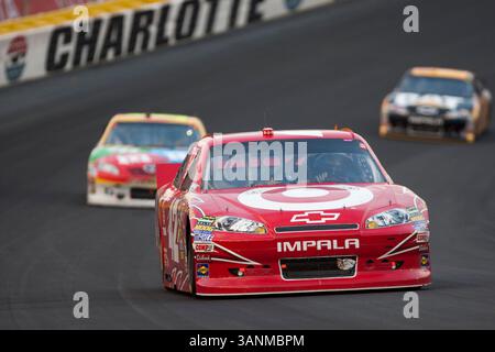 29 maggio 2011 - Concord, North Carolina, Stati Uniti - JUAN PABLO MONTOYA (42) corre fuori dalla curva quattro durante la Coca-Cola 600 al Charlotte Motor Speedway. (Immagine di credito: © Stephen A Arce/Cal Sport Media/ZUMAPRESS.com) Foto Stock
