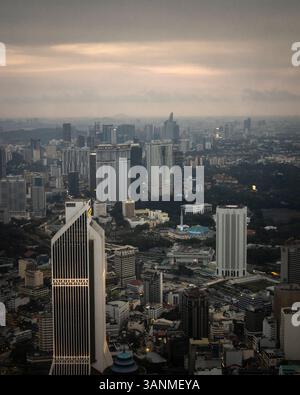 Vista aerea di splendidi grattacieli moderni e del vivace paesaggio urbano al tramonto, Kuala Lumpur, Malesia. Foto Stock