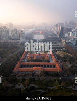 Vista aerea del moderno skyline urbano con grattacieli e vegetazione in un'atmosfera nebulosa, Wuhan, Cina. Foto Stock