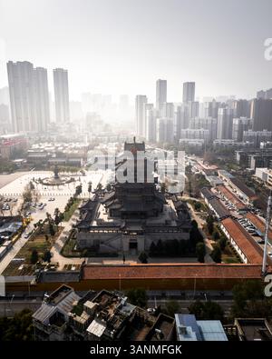 Vista aerea del tempio gui yuan circondato da moderni grattacieli in un vivace paesaggio urbano, wuhan, cina. Foto Stock