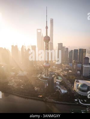 Vista aerea dello splendido skyline con grattacieli torreggianti e architettura moderna, il Bund, Shanghai, Cina. Foto Stock