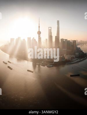 Vista aerea dello splendido skyline al tramonto con gli iconici grattacieli e il fiume, il Bund, Shanghai, Cina. Foto Stock