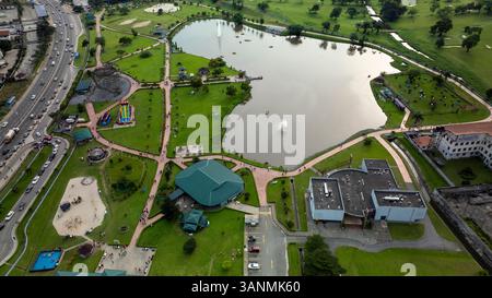 Vista aerea dello splendido Pleasure Park con un lago tranquillo, una vegetazione vivace e percorsi ricreativi, Obia, Nigeria. Foto Stock