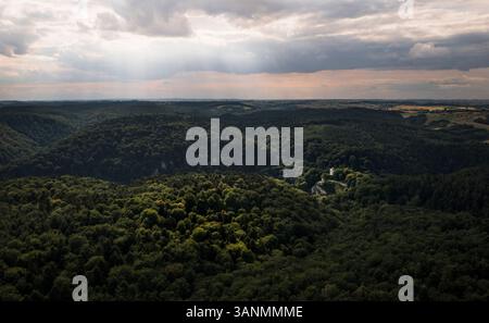 Vista aerea delle rovine del castello di Ojcow circondato da verdi colline e alberi autunnali, il parco nazionale di Ojcowski, Polonia. Foto Stock