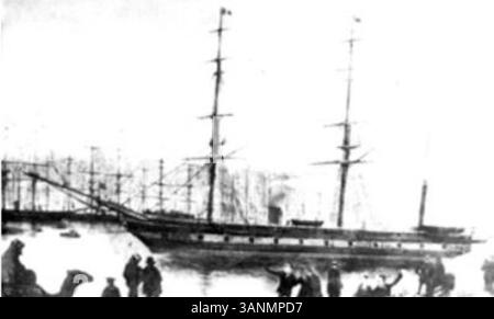 Una fotografia monocromatica del dicembre 1869 mostra la fregata spagnola Berenguela che passa attraverso il canale di Suez di recente apertura. Questo momento storico è stato catturato durante l'inaugurazione del canale. Foto Stock