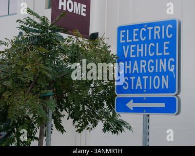 19 dicembre 2004; Venice Beach, CA, USA; auto elettrica Toyota RAV 4 SUV in una stazione di ricarica pubblica. Un veicolo elettrico è un veicolo azionato da motori elettrici. Il problema principale dei veicoli elettrici a batteria è la loro autonomia limitata rispetto ai veicoli a benzina e il numero limitato di cicli di carica forniti prima della sostituzione della batteria. Il problema dell'autonomia potrebbe essere affrontato mediante l'uso di veicoli ibridi a gas-elettrici che utilizzano un motore elettrico e batterie ricaricabili a rete per l'accelerazione e la guida a bassa velocità, con il Foto Stock