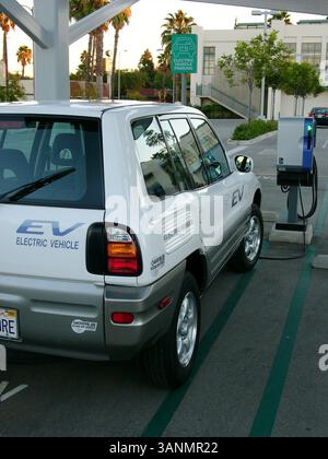 19 dicembre 2004; Venice Beach, CA, USA; auto elettrica Toyota RAV 4 SUV in una stazione di ricarica pubblica. Un veicolo elettrico è un veicolo azionato da motori elettrici. Il problema principale dei veicoli elettrici a batteria è la loro autonomia limitata rispetto ai veicoli a benzina e il numero limitato di cicli di carica forniti prima della sostituzione della batteria. Il problema dell'autonomia potrebbe essere affrontato mediante l'uso di veicoli ibridi a gas-elettrici che utilizzano un motore elettrico e batterie ricaricabili a rete per l'accelerazione e la guida a bassa velocità, con il Foto Stock