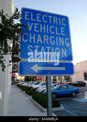 19 dicembre 2004; Venice Beach, CA, USA; auto elettrica Toyota RAV 4 SUV in una stazione di ricarica pubblica. Un veicolo elettrico è un veicolo azionato da motori elettrici. Il problema principale dei veicoli elettrici a batteria è la loro autonomia limitata rispetto ai veicoli a benzina e il numero limitato di cicli di carica forniti prima della sostituzione della batteria. Il problema dell'autonomia potrebbe essere affrontato mediante l'uso di veicoli ibridi a gas-elettrici che utilizzano un motore elettrico e batterie ricaricabili a rete per l'accelerazione e la guida a bassa velocità, con il Foto Stock