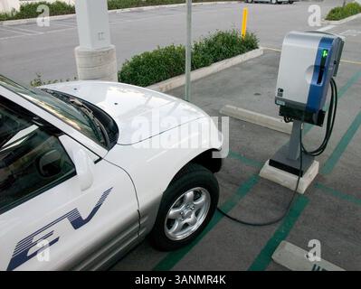 19 dicembre 2004; Venice Beach, CA, USA; auto elettrica Toyota RAV 4 SUV in una stazione di ricarica pubblica. Un veicolo elettrico è un veicolo azionato da motori elettrici. Il problema principale dei veicoli elettrici a batteria è la loro autonomia limitata rispetto ai veicoli a benzina e il numero limitato di cicli di carica‚scarica forniti prima della sostituzione della batteria. Il problema dell'autonomia potrebbe essere affrontato mediante l'uso di veicoli ibridi a gas-elettrici che utilizzano un motore elettrico e batterie ricaricabili a rete per l'accelerazione e la guida a bassa velocità, con il Foto Stock