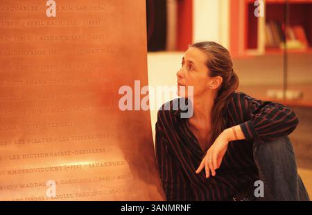 KUALA LUMPUR 15/4/2025 . L'artista francese ZoÃ Vayssieres lancerà la sua mostra d'arte Les EclipsÃ es il 16 aprile presso Alliance Francaise Kuala Lumpur MALESIA. Durante la sua residenza di due settimane, ha esplorato gli archivi malesi per creare intricati pezzi di ricamo che evidenziano dieci donne malesi dimenticate dal XV al XIX secolo. Utilizzando il ricamo come forma di testimonianza, Vayssieres trasforma la ricerca storica in delicate opere d'arte ricche di narrazione, rianimando voci da tempo perdute nel tempo. La mostra fa parte della sua più grande serie intitolata The Eclipse Les EclipsÃ es, che rivela i nomi di Foto Stock