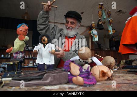 2 giugno 2011 - Quito, PICHINCHA, Ecuador - QUITO ECUADOR ..02/06/2011..ULTIMAS NOTICIAS ..TITIRITERO FERNANDO MONCAYO DE LA RANA SABIA ../EDUARDO TERAN (immagine di credito: © El Comercio/GDA/ZUMAPRESS.com) Foto Stock