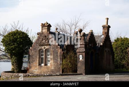 Gatehouse ornata presso il Royal Nothern and Clyde Yacht Club, Rhu, Helensburgh, Scozia Foto Stock