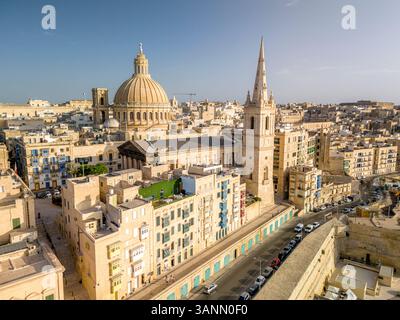 Vista aerea della splendida città vecchia con panorama panoramico e tetti sotto il cielo del tramonto, la Valletta, Malta. Foto Stock