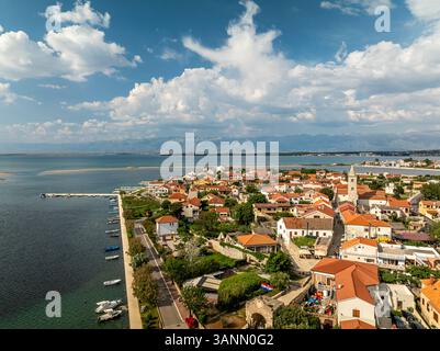 Vista aerea della pittoresca cittadina costiera di Nin con tetti, barche e mare, Zadar County, Croazia. Foto Stock