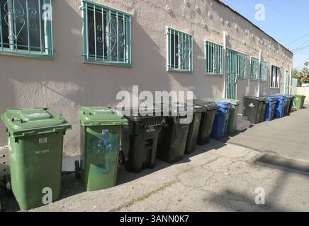 3 aprile 2005; Los Angeles, CA, Stati Uniti; oltre 720.000 famiglie sono servite dal programma di riciclaggio residenziale sul marciapiede di Los Angeles. Iniziato nel 1989 dal Los Angeles City Bureau of Sanitation, il programma di riciclaggio include carta pulita, lattine, vetro, bottiglie di plastica e rifiuti verdi. A ogni abitazione vengono forniti tre contenitori da 60 galloni che possono essere prelevati e svuotati da un braccio robotizzato sul veicolo per la raccolta rifiuti. Il contenitore blu è destinato al riciclaggio di metalli, vetro, plastica e carta pulita. Il cestino verde raccoglie i ritagli del cortile, le foglie, l'erba, ecc. Questi rifiuti verdi costituiscono il 30% della residenza della città Foto Stock