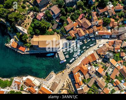 Vista aerea della città costiera con barche a vela e porticciolo, veli Losinj, Croazia. Foto Stock