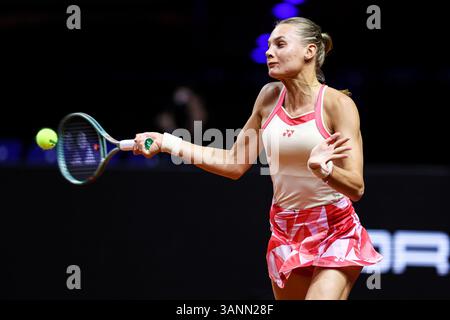 Stoccarda, Germania 15 aprile 2025. Dayana YASTREMSKA UKR Jelena OSTAPENKO LAT vs Dayana YASTREMSKA UKR GER, Porsche Tennis Grand Prix GP Stoccarda 2025, WTA500, 15.04.2025 foto: Eibner-Pressefoto/Roger Buerke credito: dpa/Alamy Live News Foto Stock