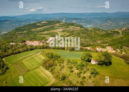 Vista aerea del villaggio di Kascerga e dei verdi dintorni dell'Istria centrale, Croazia. Foto Stock