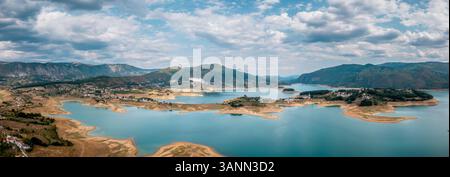 Vista aerea panoramica del lago Rama con alcune piccole cittadine lungo la costa, la Bosnia ed Erzegovina. Foto Stock