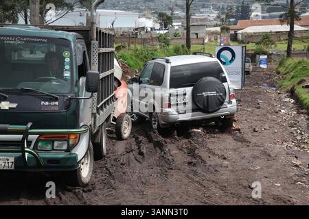 3 giugno 2011 - Quito, PICHINCHA, Ecuador - QUITO ECUADOR ..03/06/2011..ULTIMAS NOTICIAS ..CALLE DE INGRESO AL PARQUE INDUSTRIAL SIN PAVIMENTAR../EDUARDO TERAN (immagine di credito: © El Comercio/GDA/ZUMAPRESS.com) Foto Stock