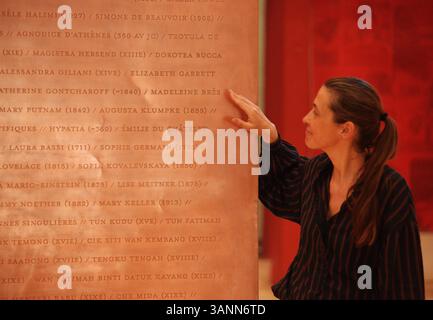 KUALA LUMPUR 15/4/2025 . L'artista francese ZoÃ Vayssieres lancerà la sua mostra d'arte Les EclipsÃ es il 16 aprile presso Alliance Francaise Kuala Lumpur MALESIA. Durante la sua residenza di due settimane, ha esplorato gli archivi malesi per creare intricati pezzi di ricamo che evidenziano dieci donne malesi dimenticate dal XV al XIX secolo. Utilizzando il ricamo come forma di testimonianza, Vayssieres trasforma la ricerca storica in delicate opere d'arte ricche di narrazione, rianimando voci da tempo perdute nel tempo. La mostra fa parte della sua più grande serie intitolata The Eclipse Les EclipsÃ es, che rivela i nomi di Foto Stock