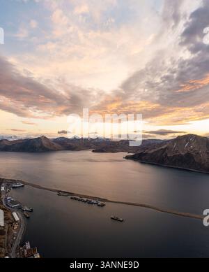Vista aerea panoramica del porto olandese al tramonto sull'isola di Amaknak nella baia di Unalaska, Alaska, Stati Uniti. Foto Stock