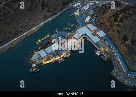 Vista aerea del porto olandese al tramonto sull'isola di Amaknak nella baia di Unalaska, Alaska, Stati Uniti. Foto Stock