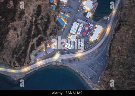 Vista aerea del porto olandese al tramonto sull'isola di Amaknak nella baia di Unalaska, Alaska, Stati Uniti. Foto Stock