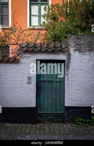 Pareti bianche del complesso architettonico che ospitava le beghine a Gent, Belgio Foto Stock